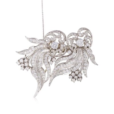 une photo d'une broche en diamant et en or blanc