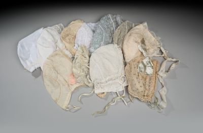 une pile de linges posée sur une table