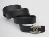 une paire de ceintures en cuir noir avec une boucle argentée