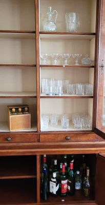 une vitrine remplie de bouteilles et de verres
