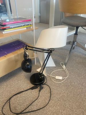une lampe posée par terre à côté d'une chaise