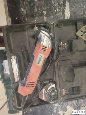 un outil dans une boîte à outils, muni d'un cordon d'alimentation