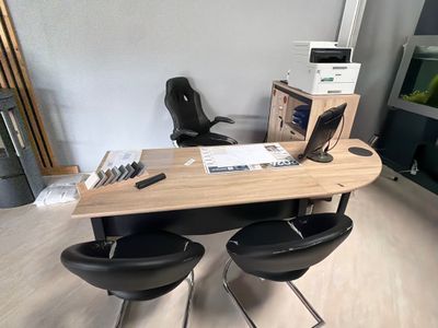 un bureau avec deux chaises et un ordinateur dessus