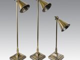 un ensemble de trois lampes en laiton sur un pied