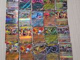 une pile de cartes pokemon posée sur une table