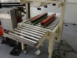 une photo d'une machine en fonctionnement sur un tapis roulant