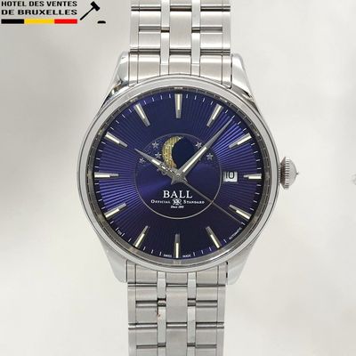montre de soirée avec un cadran bleu et un bracelet argenté