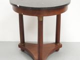 une image représentant une table ronde au plateau en marbre noir