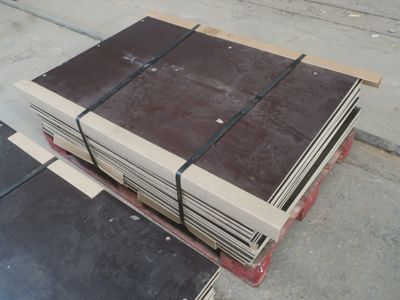 une pile de carreaux marron et blancs posés sur une palette
