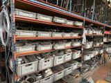 une grande quantité de cartons sur les étagères de l'entrepôt