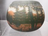 un vase sur lequel figure l'image d'un arbre