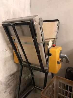 une photo d'une structure métallique dotée d'une porte vitrée