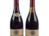 deux bouteilles de vin posées l'une à côté de l'autre sur une surface blanche