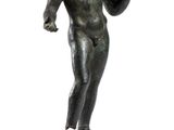 statue en bronze représentant un homme tenant une raquette de tennis, posée sur un socle en marbre