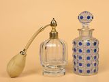 une bouteille en verre munie d'une poignée en bois à côté d'une bouteille en verre munie d'une poignée en bois
