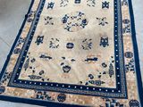 un tapis oriental sur le sol d'un salon