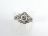 une bague de fiançailles sertie d'un diamant en forme de poire entouré de diamants