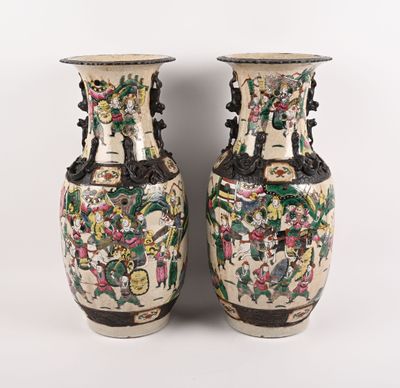 paire de vases chinois ornés de motifs floraux sur fond blanc