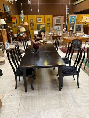 Mobilier de salle à manger comprenant une table et six chaises en bois - Photo 1