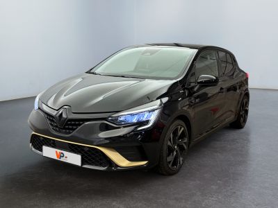 une voiture noire garée dans une pièce aux murs blancs