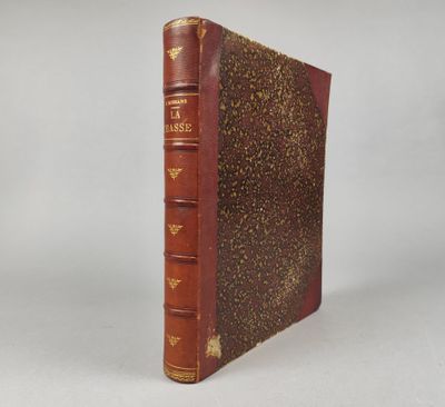 gros plan d'un livre sur une table à fond blanc