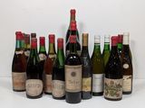 plusieurs bouteilles de vin sont alignées sur une surface blanche