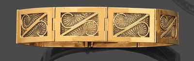 une photo d'un bracelet en or orné d'un motif