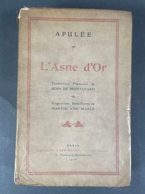 gros plan d'un livre sur une table à fond bleu