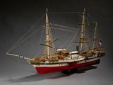 une petite maquette de bateau posée sur une table