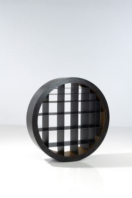 une étagère noire surmontée d'un miroir