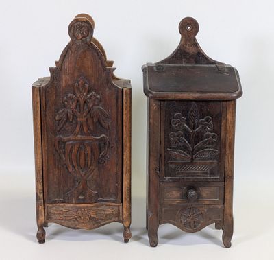 paire de commodes anciennes en bois sculpté, dotées d'un tiroir et d'une porte