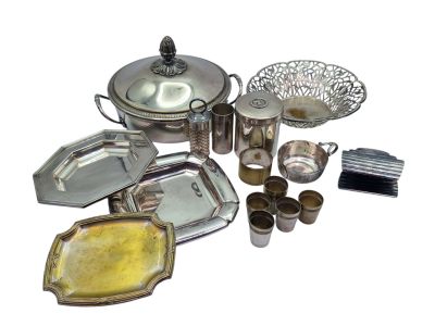 beaucoup d'objets en argent qui se trouvent sur la table