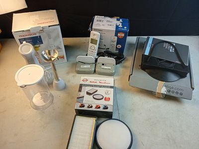 un grand nombre d'objets posés sur une table
