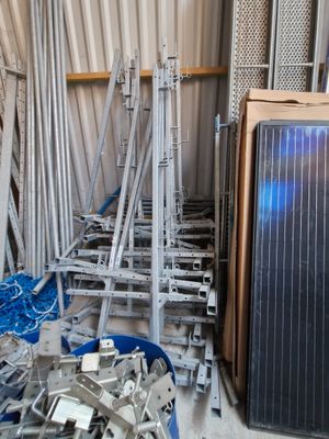 un tas d'objets métalliques dans une pièce équipée d'un radiateur