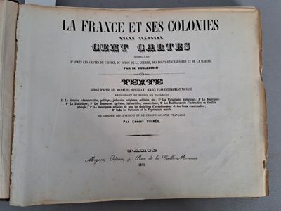un livre ouvert sur lequel figure une image en noir et blanc du drapeau français