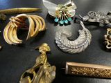 many different types of brooches on a table