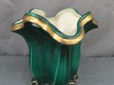un vase vert orné d'un motif doré