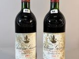 deux bouteilles de vin posées sur une table l'une à côté de l'autre