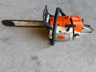 a close up of a chainsaw on a concrete surface