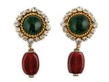 une paire de boucles d'oreilles ornées de pierres vertes et rouges
