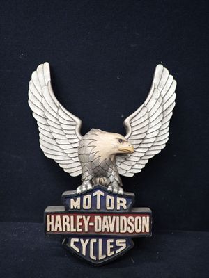 un gros plan sur un insigne de moto orné d'un aigle