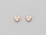une paire de boucles d'oreilles clous en or en forme de cœur, serties de diamants