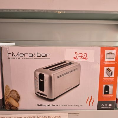 emballage d'un grille-pain argenté posé sur une étagère dans un magasin