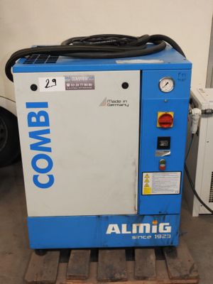 un compresseur d'air posé sur une palette dans un entrepôt
