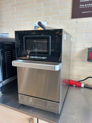 deux micro-ondes posés sur un plan de travail dans une cuisine