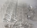 un grand nombre de verres posés sur une table