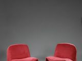 une paire de chaises rouges en forme de chaise et de table