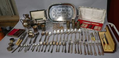 beaucoup d'argenterie sur une table avec un miroir