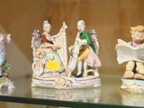 de nombreuses figurines posées sur une étagère en verre