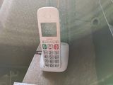 un téléphone portable posé sur une table